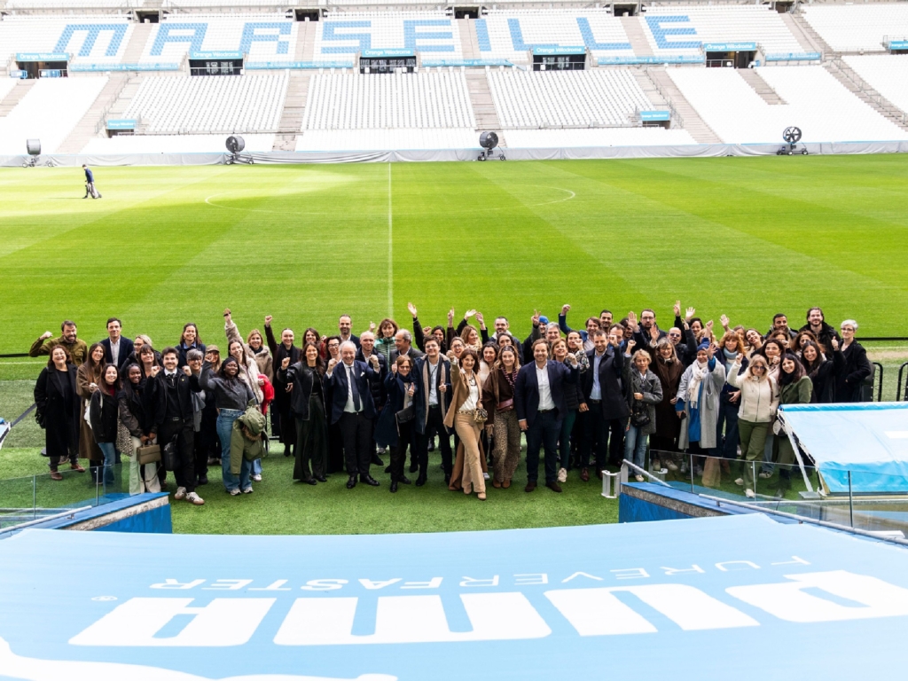 Groupe Furrer-Jacomet en visite au stade de Marseille, entouré de collaborateurs.